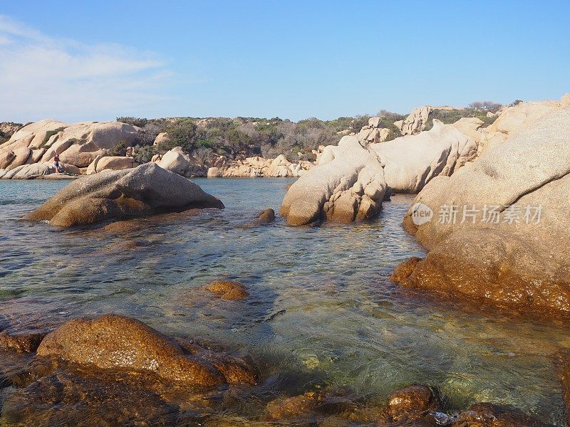 Cala Serana在卡布里拉岛，在马达莱纳岛，撒丁岛，意大利